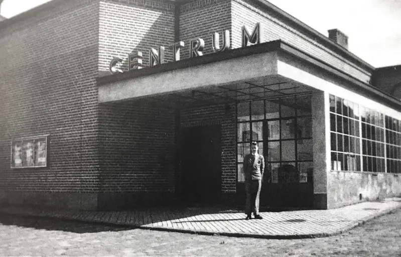 Svartvit bild från 1937, på funkisbiografen Centrum i Laholms stad. 